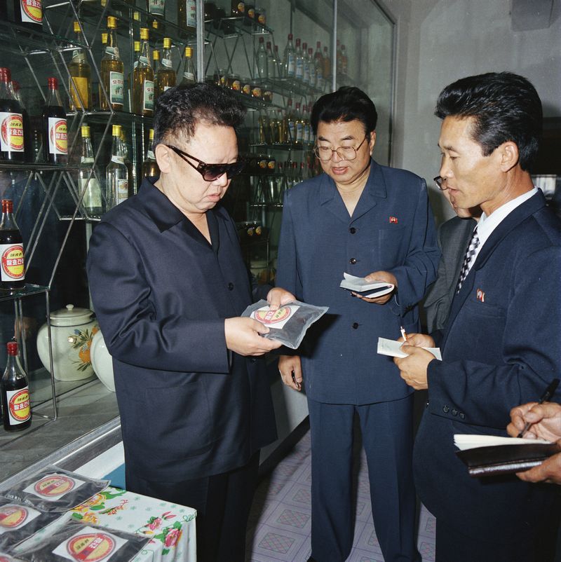 Ким Чен Ир руководит на месте делами Кангеской фабрики
основных приправ. Июль 92 г. чучхе (2003).