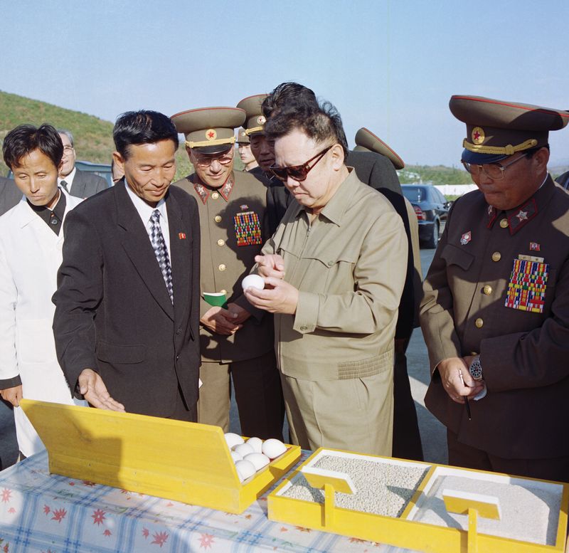 Ким Чен Ир руководит на месте делами утководческого завода. Октябрь 93 г. чучхе (2004).