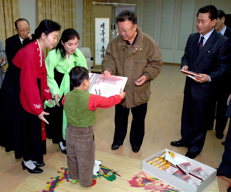 Ким Чен Ир вместе с талантливым ребенком. Январь 95 г. чучхе (2006).