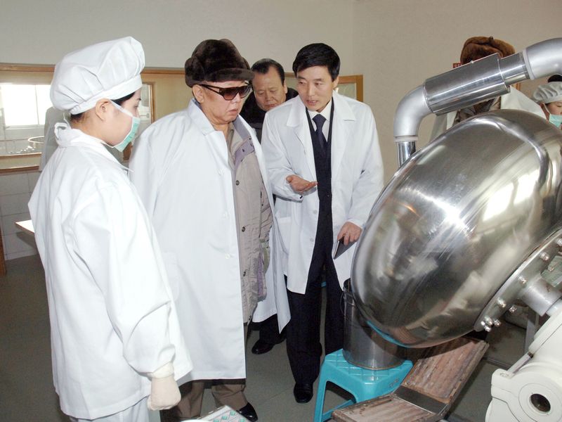 Ким Чен Ир руководит на месте делами Кангеского завода
обработки корёских медикаментов. Февраль 95 г. чучхе (2006).