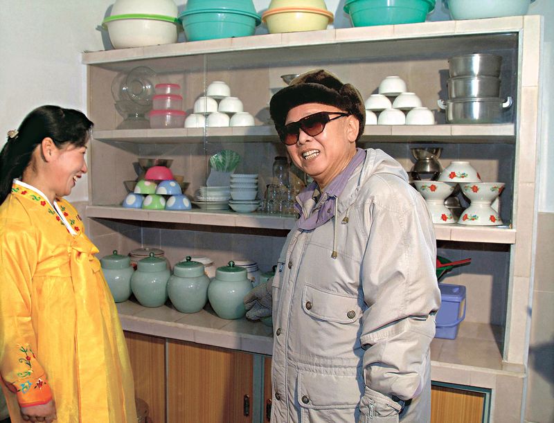 Ким Чен Ир посещает семью демобилизованного воина. Январь 98 г. чучхе (2009).
