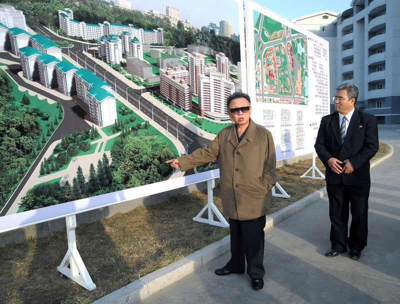 Ким Чен Ир ознакомляется с общим планом строительства жилых домов на улице Мансудэ. Октябрь 98 г. чучхе (2009).