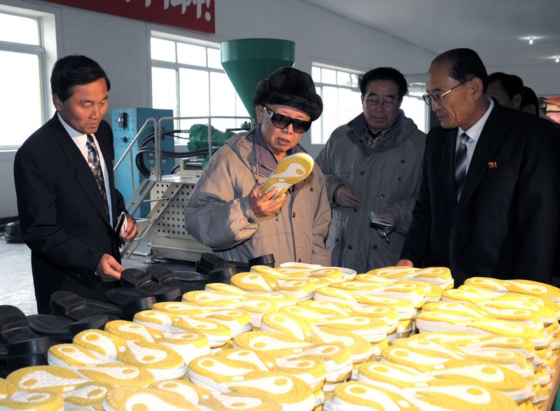 Ким Чен Ир - на Синичжуской обувной фабрике. Ноябрь 98 г. чучхе (2009).