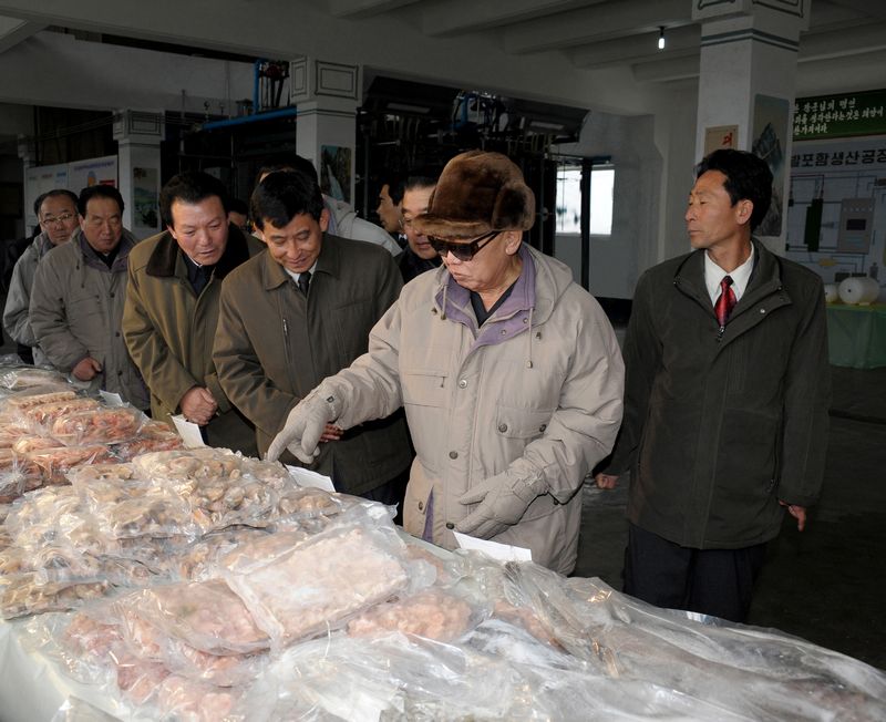 Ким Чен Ир руководит на месте делами рыбной промышленности. Январь 99 г. чучхе (2010).