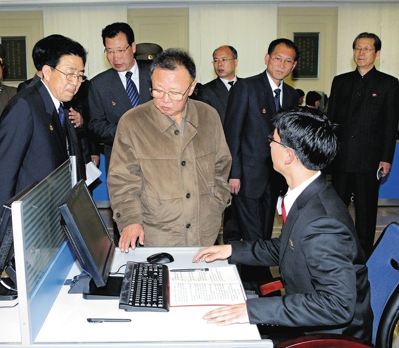 Ким Чен Ир осматривает новопостроенную электронную
библиотеку Университета им. Ким Ир Сена. Апрель 99 г. чучхе (2010).