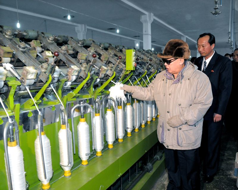 Ким Чен Ир - на Хамхынской камвольной фабрике. Март 100 г. чучхе (2011).