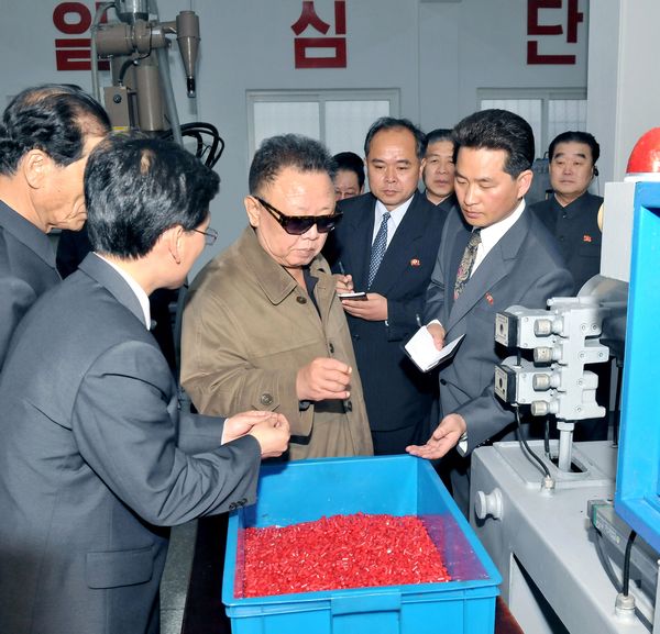 Ким Чен Ир - на Пхеньянской фабрике автоматических
карандашей. Май 100 г. чучхе (2011).