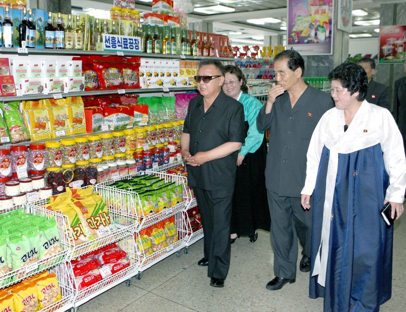 Ким Чен Ир посещает Пхеньянский универмаг №1. Июль 100 г. чучхе (2011).
