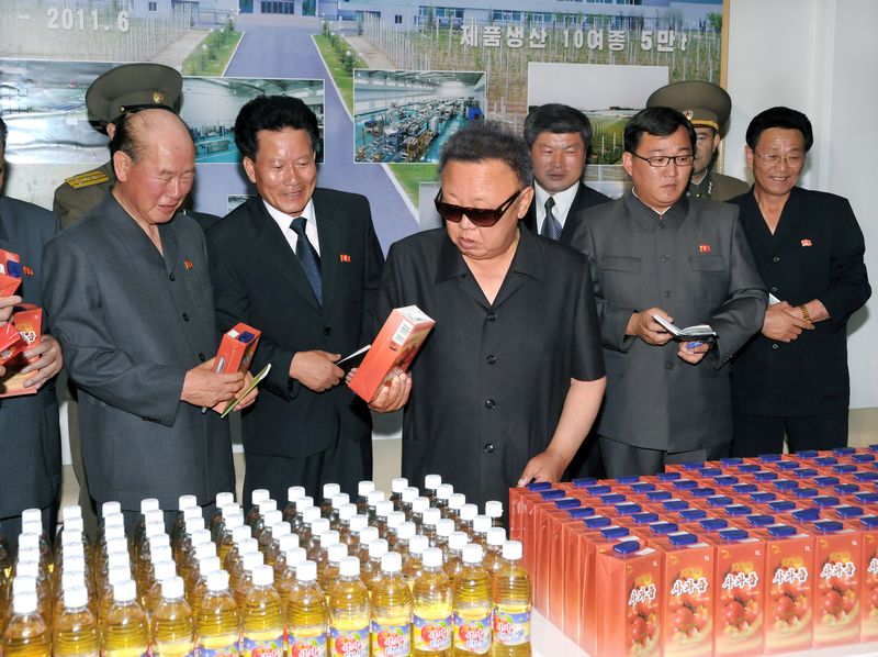 Ким Чен Ир руководит на месте делами Тэдонганского
плодоперерабатывающего комбината. Июль 100 г. чучхе (2011).