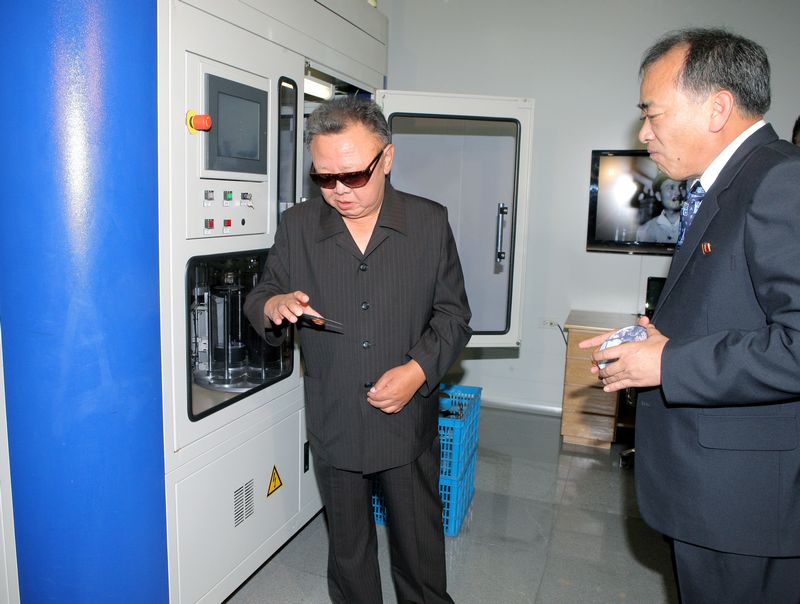 Ким Чен Ир руководит на месте делами видео-компании «Мокран». Сентябрь 100 г. чучхе (2011).