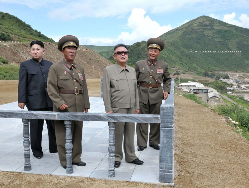 Ким Чен Ир и Ким Чен Ын - на стройке Хичхонской ГЭС. Август 100 г. чучхе (2011).