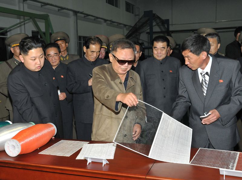 Ким Чен Ир и Ким Чен Ын - на Тэдонганской сетевязальной фабрике. Октябрь 100 г. чучхе (2011).