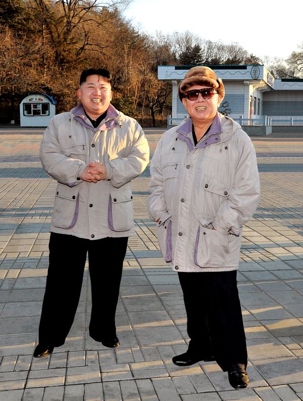 Ким Чен Ир и Ким Чен Ын посещают городок аттракционов
Кэсонского молодежного парка. Декабрь 100 г. чучхе (2011).