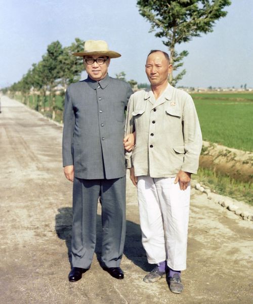 С председателем правления Совонского сельхозкооператива уезда Пёксон. Июнь 65 года чучхе (1976).