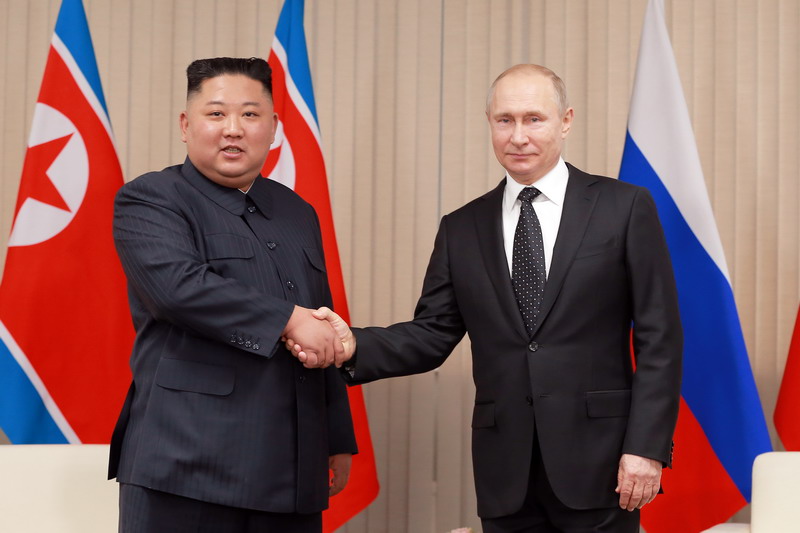 Ким Чен Ын и В. В. Путин сфотографировались на память на фоне флагов двух государств.