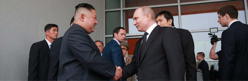 Ким Чен Ын и В. В. Путин прощаются, обещаясь вновь встречаться.