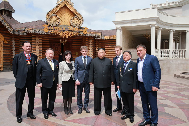 Ким Чен Ын сфотографировался на память с руководителями Приморского края на фоне ресторана «Лесная заимка».