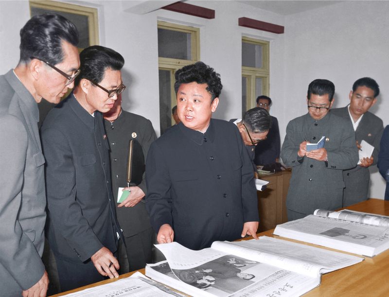 Ким Чен Ир ознакомляется с печатным органом ТПК «Нодон синмун». Апрель 67 года чучхе (1978).