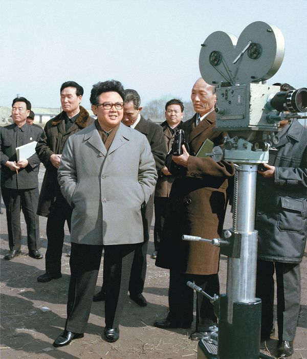 Ким Чен Ир руководит на месте созданием художественного фильма. Март 68 года чучхе (1979).