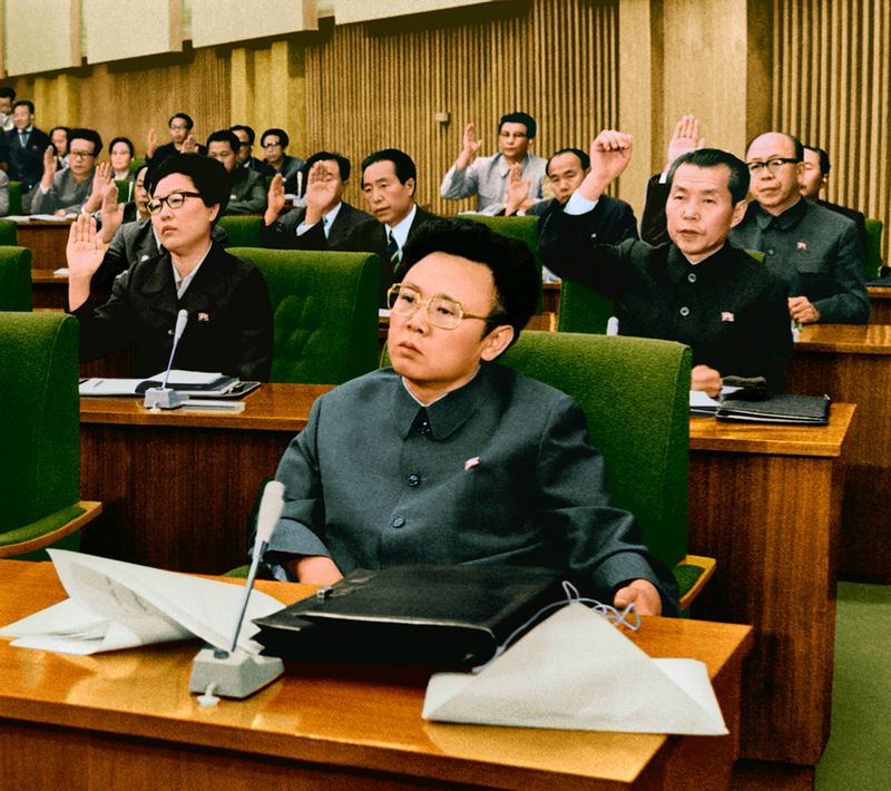 На I Пленуме ЦК ТПК шестого созыва Ким Чен Ир был избран членом Президиума Политбюро ЦК ТПК. Октябрь 69 года чучхе (1980).
