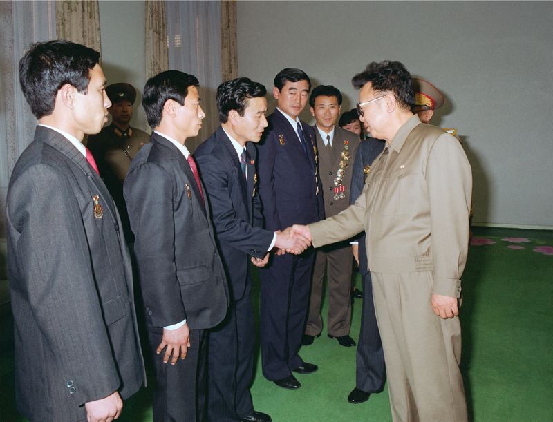 С образцовыми членами Союза молодежи. Январь 85 года чучхе (1996).
