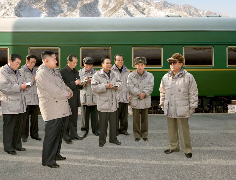 Ким Чен Ир и Ким Чен Ын были вместе во время рабочей поездки. Ноябрь 99 года чучхе (2010).