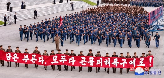 Церемония отправления Пэктусанского ударного отряда героической молодежи, направляющегося на участки ударного труда для ликвидации нанесенных ущербов и восстановления в провинции Северный Пхёнъан
