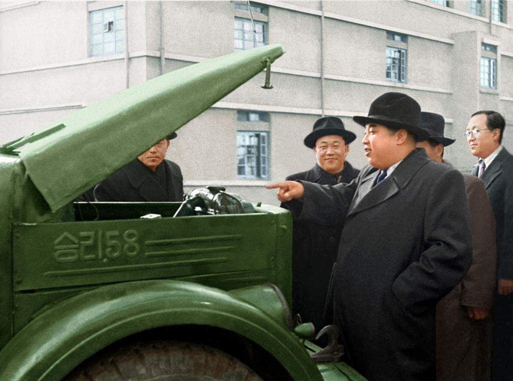 Ознакомление с грузовиком «Сынри-58», изготовленным впервые рабочими страны. Ноябрь 1958 года.