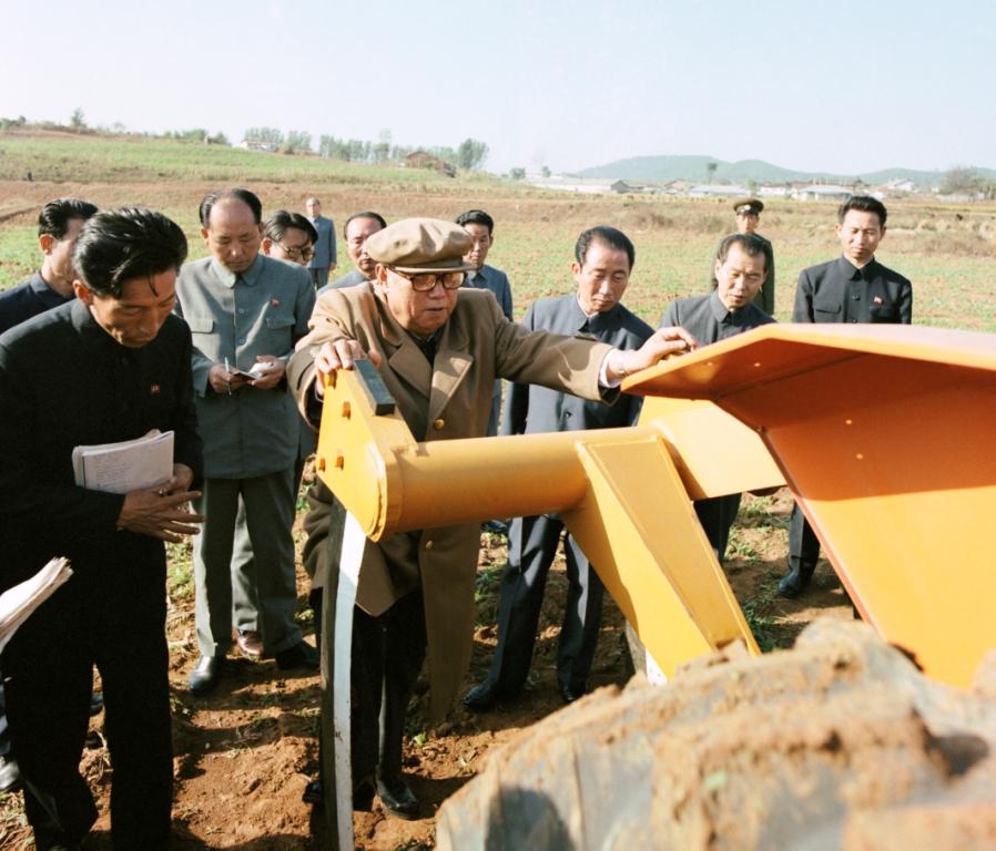 Ознакомление с новой сельскохозяйственной машиной. Октябрь 1981 года.