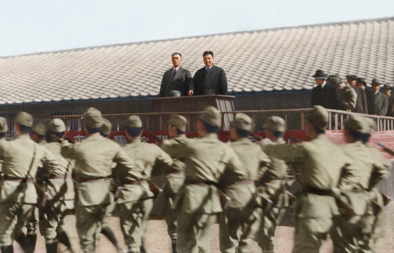 Великий Ким Ир Сен принимает военный парад на церемонии открытия Пхеньянского училища. Февраль 1946 года.