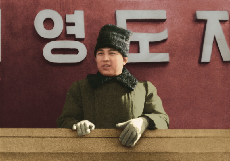 Великий Ким Ир Сен на трибуне военного парада в честь основания Корейской Народной Армии. Февраль 1948 года.