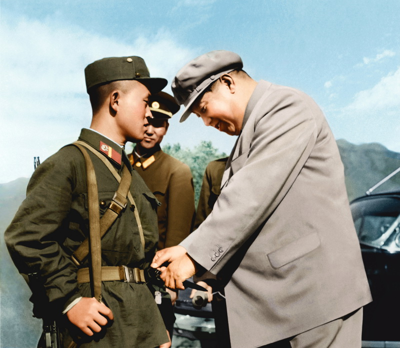 Великий Ким Ир Сен ознакомляется с оснащением солдата Народной Армии. Май 1965 года.