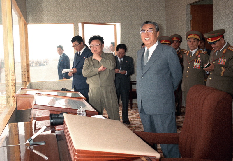 Великий Ким Ир Сен и великий Ким Чен Ир руководят учениями соединений КНА. Апрель 1989 года.