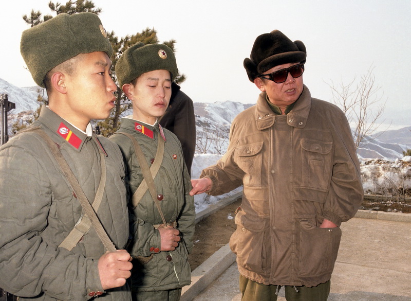 Великий Ким Чен Ир заботится о жизни солдат. Февраль 1996 года.