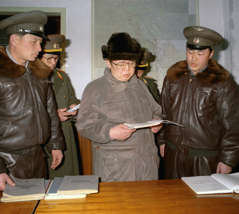 Великий Ким Чен Ир в авиационном подразделении. Февраль 1996 года.