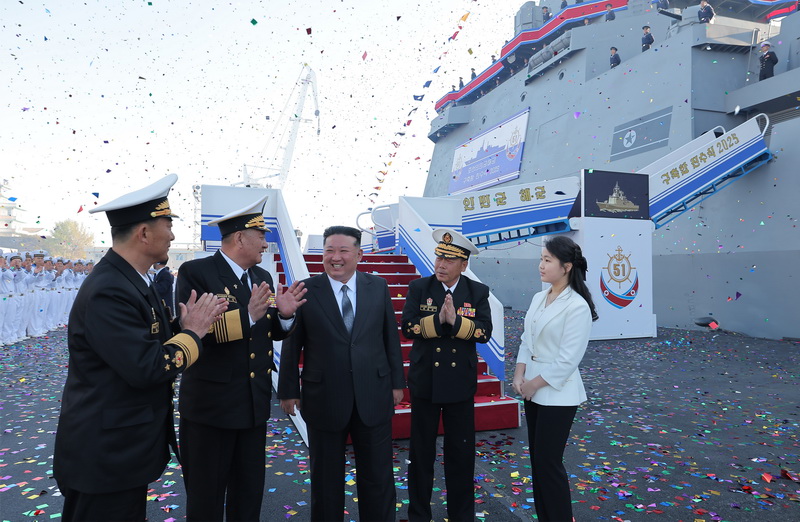 Уважаемый товарищ Ким Чен Ын на церемонии спуска на воду эсминца ВМС КНА. Апрель 2025 года.