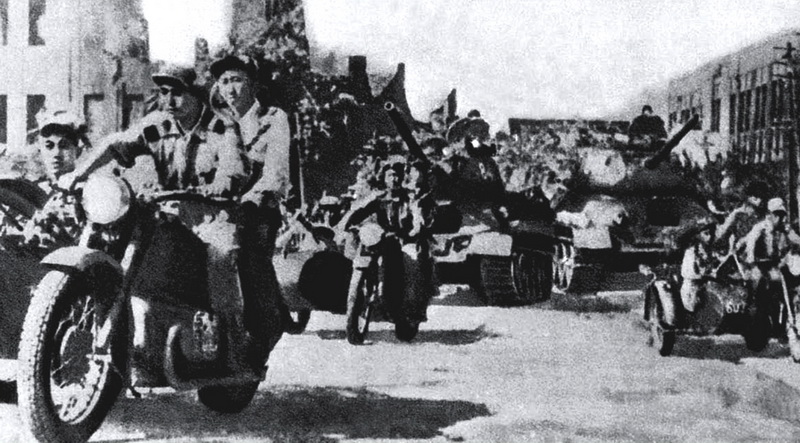 Механизированные войска КНА в городе Тэчжоне.