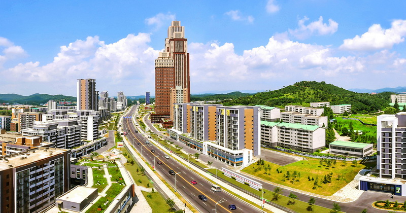 Улица Чонви. Это – памятник молодежи, воздвигнутый у северного въезда в столицу.