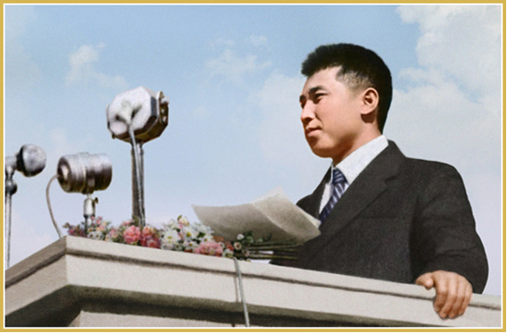 Ким Ир Сен выступает с речью на митинге жителей города Пхеньяна, устроенном в знак приветствия его триумфального возвращения на Родину (октябрь 1945 г.)