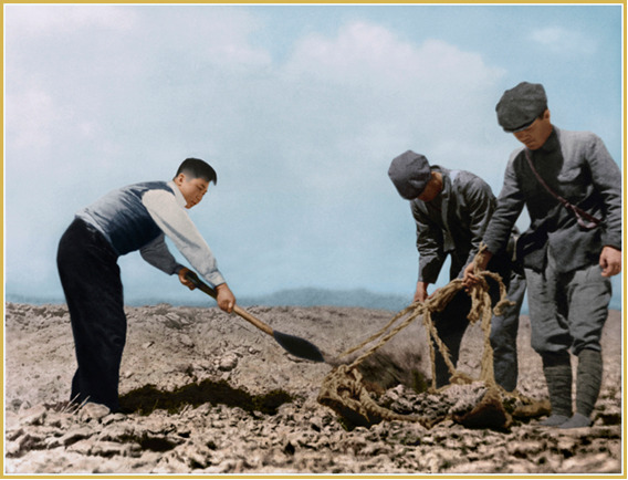 Ким Ир Сен первым взял лопату на стройке для изменения русла реки Потхон (май 1946 г.)