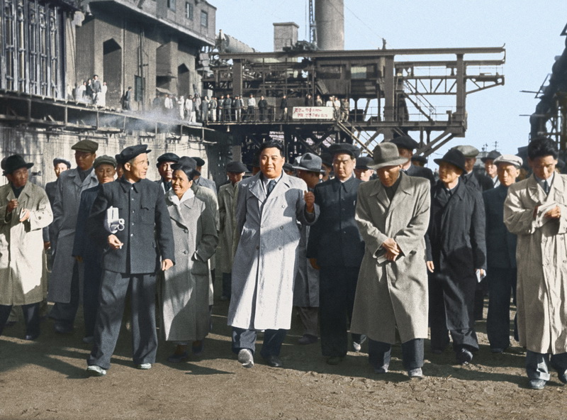 Ким Ир Сен осматривает стройку восстановления доменной печи №2 на Металлургическом заводе им. Ким Чака. Май 1958 года.