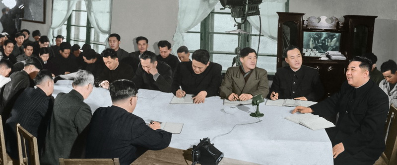 Ким Ир Сен руководит совещанием руководящих работников и передовых рабочих Кансонского сталелитейного завода. Декабрь 1956 года.