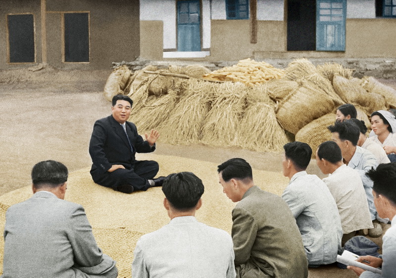 Ким Ир Сен с крестьянами села Чхонсан уезда Кансо. Октябрь 1958 года.