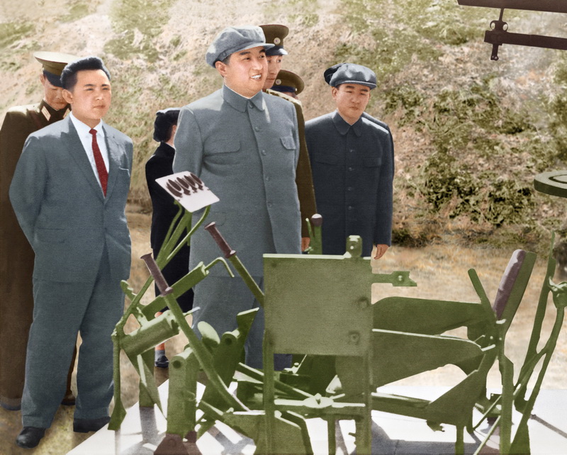 Ким Ир Сен и Ким Чен Ир в воинской части Народной Армии. Май 1965 года.