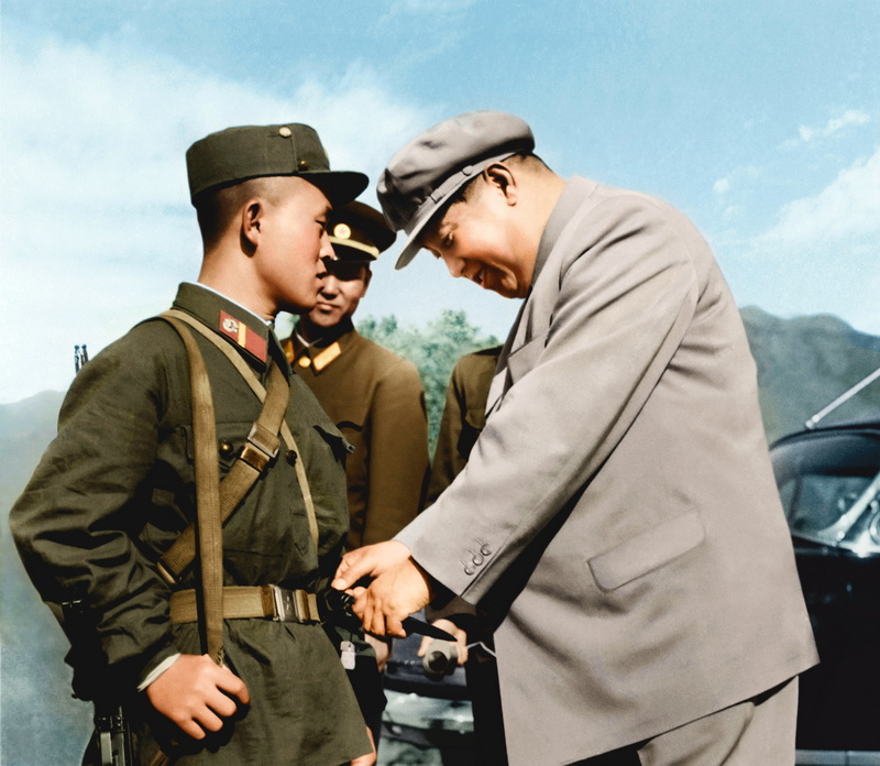 Ким Ир Сен ознакомляется с вооружением солдата Народной Армии. Май 1965 года.