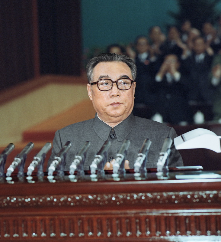 На VI съезде ТПК Ким Ир Сен определяет преобразование всего общества на основе идей чучхе как генеральную задачу нашей революции. Октябрь 1980 года.