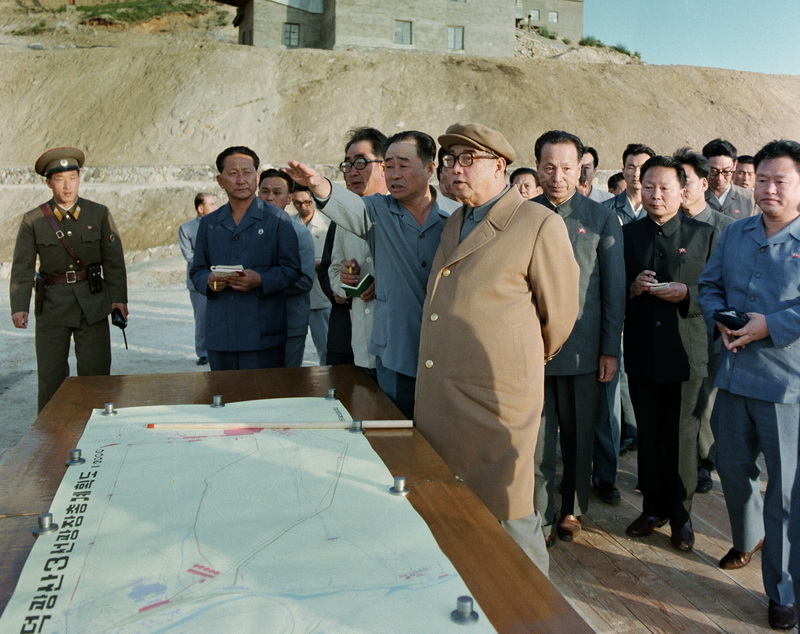 Ким Ир Сен руководит на месте делами обогатительной фабрики №3 Комдокского горнодобывающего комплекса. Август 1983 года.