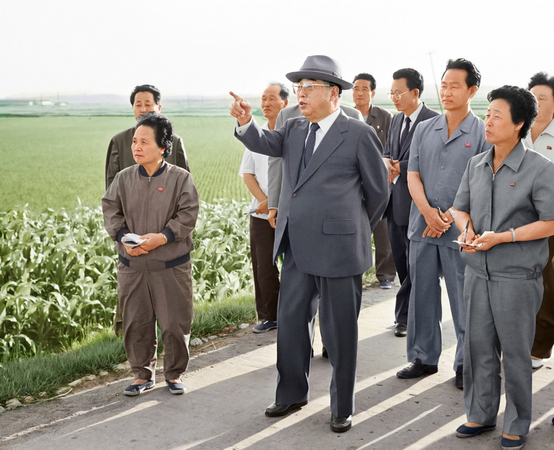 Ким Ир Сен в Кымданском сельхозкооперативе уезда Ончхон. Июнь 1994 года.