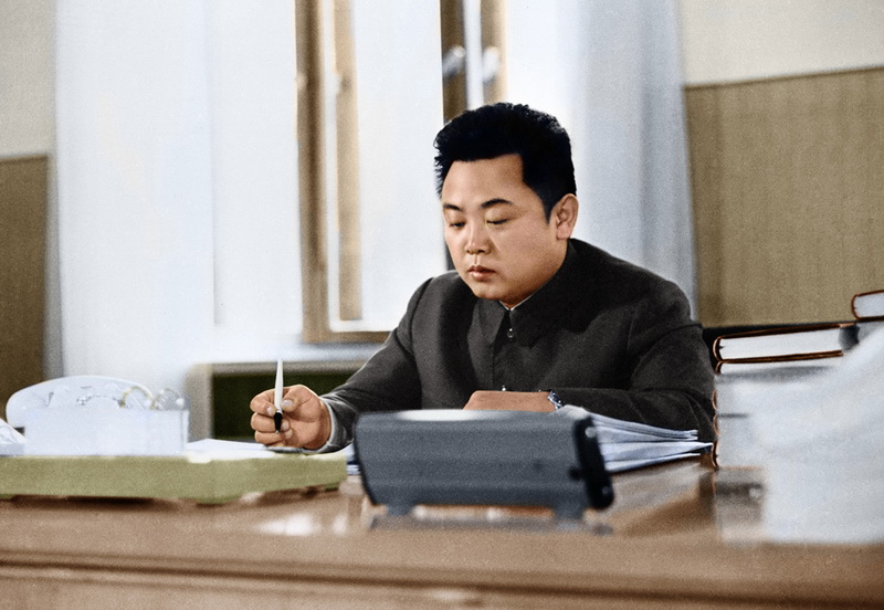 Ким Чен Ир в рабочем кабинете ЦК партии. Февраль 1970 года.