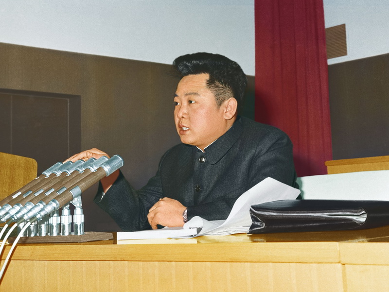 На III слете идеологических работников ТПК Ким Чен Ир провозглашает преобразование всего общества на основе кимирсенизма как программу-максимум нашей партии. Февраль 1974 года.